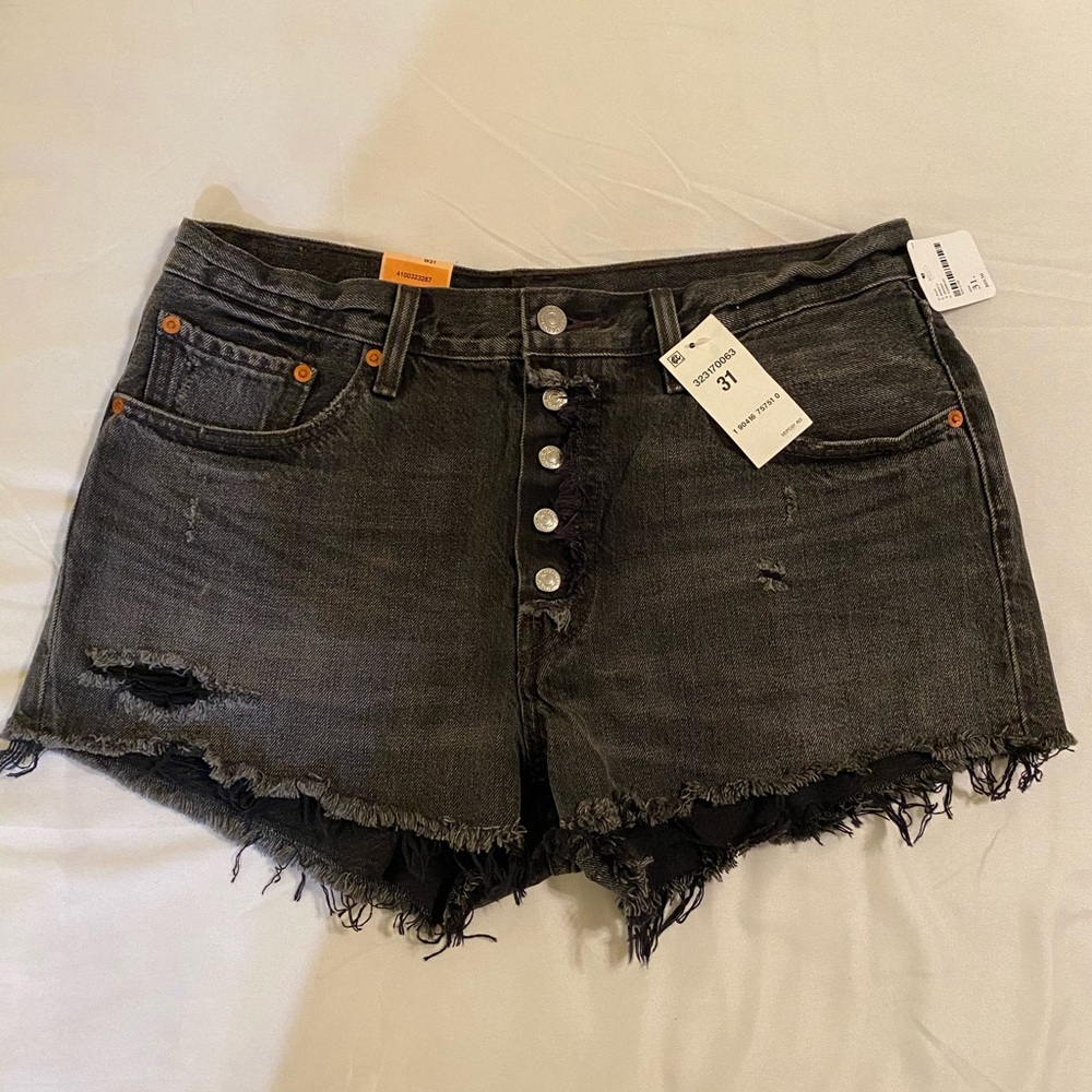 High rise distressed Levi’s shorts